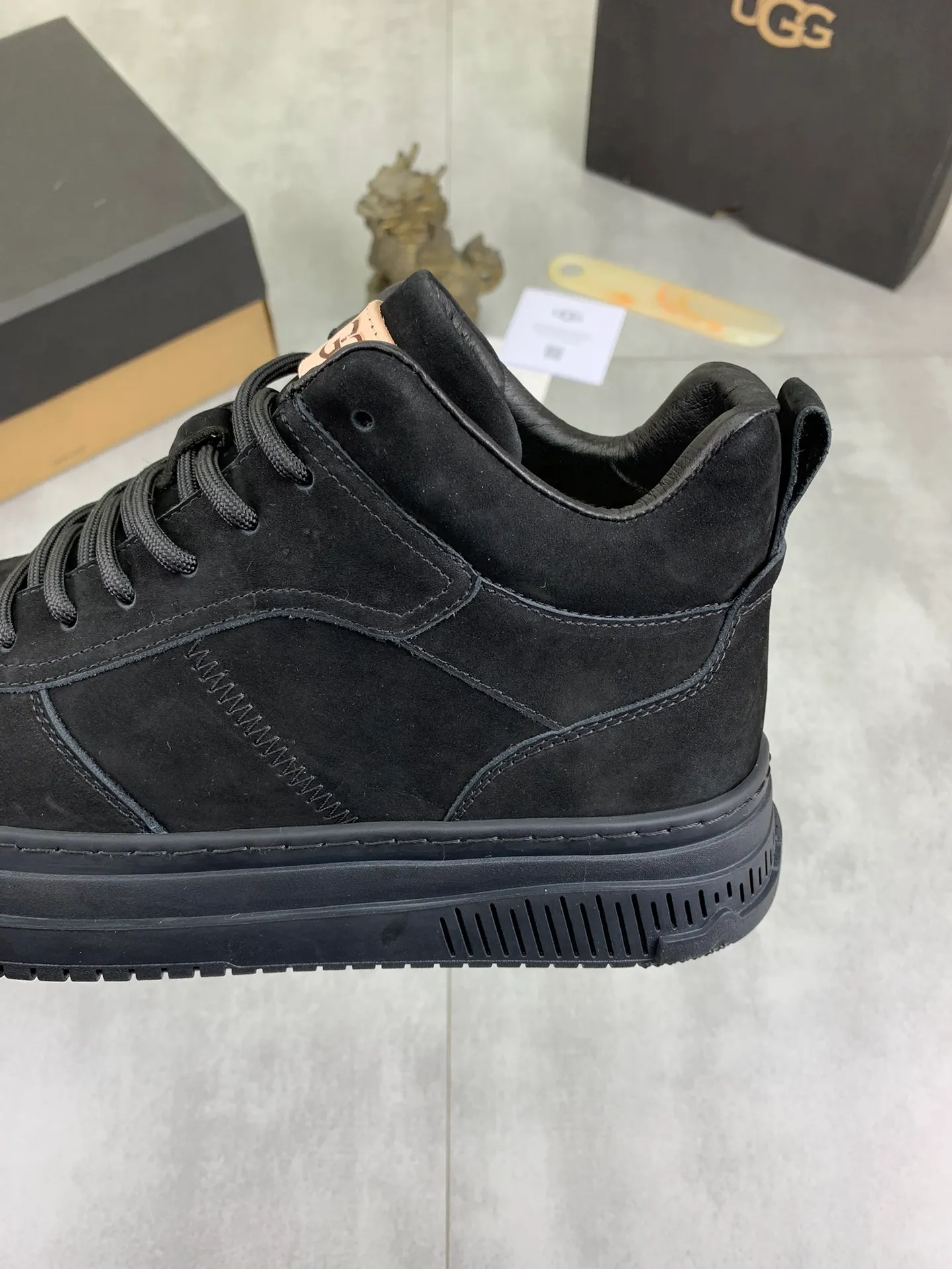 Men's Men's Shoes P620 [New Style] 💰 🆘 "Real Wool" [UGG] 👉 Popular men's shoes official website synchronization 🔰 Genuine quality [proud] is not comparable to the imitations in the general market 🌀 The upper is imported Italian frosted cowhide, and the lining: foot pad 🅰️ grade 🐑 real wool 👻 Only Grade A can show the effect The hand feels smooth and delicate 🔱The shoe shape is grand, only genuine factories can achieve it 🎄The perfect toughness of the original outsole 👻⬛️ allows customers to bid farewell to one-time consumption. Real wool lining, super warm. 3️⃣Colors available Sizes: 38-44